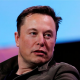 Elon Musk đang không hài lòng với iPhone dù là tín đồ của smartphone này. Ảnh: Reuters.