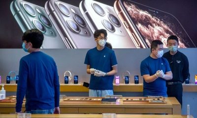 Các nhân viên Apple Store ở Bắc Kinh phải đeo khẩu trang trong ngày mở cửa trở lại. Ảnh: WSJ.
